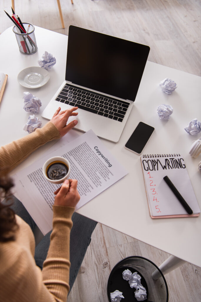 Escribiendo y revisando textos de copywriter